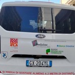 In foto, il nuovo pulmino AISM con i loghi di Fondazione CRB e Banca Simetica.