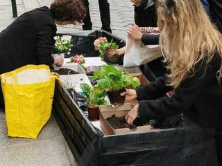 Davanti a Palazzo Lascaris si celebra il funerale dell'aria pulita: "Ogni anno muoiono 4mila piemontesi per lo smog" [FOTO e VIDEO]