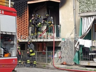 Incendio a Biella Pavignano, alloggio in fiamme: palazzina evacuata FOTO e VIDEO Mattia Baù per newsbiella.it