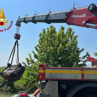 Dal Nord Ovest – Mezzo si ribalta e finisce nel canale, in campo anche l’autogrù Dal Nord Ovest – Mezzo si ribalta e finisce nel canale, in campo anche l’autogrù