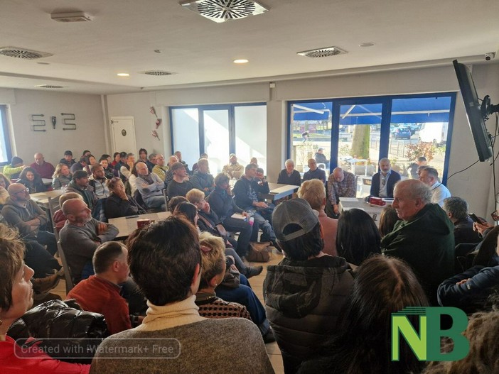 Biella, mercato di piazza Falcone, ambulanti in rivolta compatti: “Non ci spostiamo”