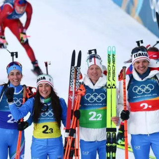 Milano Cortina 2026, staffetta biathlon d'argento. Goggia e Dalmasso di bronzo