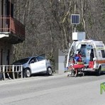 Biella, auto finisce contro un'abitazione: incidente a Pavignano (foto di Mattia Baù per newsbiella.it)