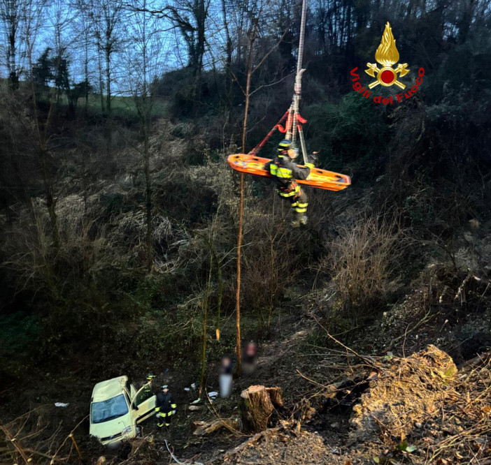 Graglia: auto finisce in un dirupo di 7 metri