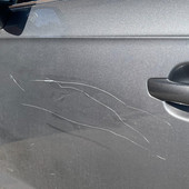 Biella, auto nel mirino dei vandali: righe a portiera e cofano FOTO