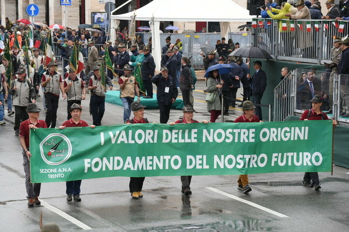 Adunata Nazionale Alpini, la sfilata raccontata dagli striscioni Adunata Nazionale Alpini, la sfilata raccontata dagli striscioni