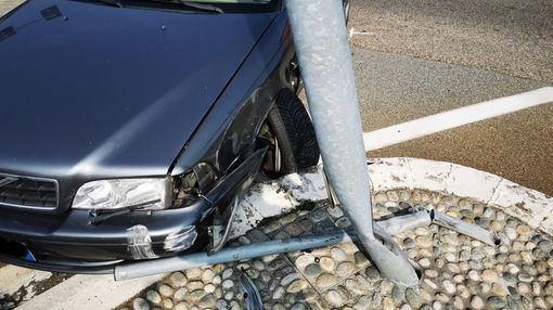 Vigliano, auto contro i paletti: donna incinta in ospedale per controlli, foto archivio Vigliano, auto contro i paletti: donna incinta in ospedale per controlli, foto archivio