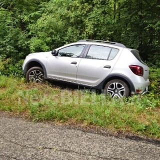 Mongrando, auto fuori strada in via per Netro