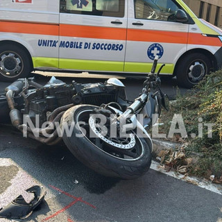 Biella, scontro tra auto e moto all’incrocio di via Bertodano (foto di Davide Finatti per newsbiella.it)