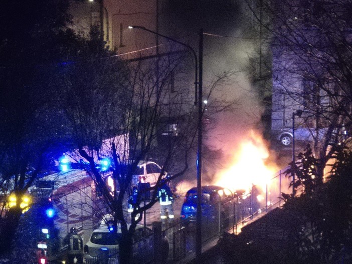 Biella: Auto distrutta dalle fiamme in vicolo Galeazzo - foto e video Nicola Rasolo per newsbiella.it e video Pidello
