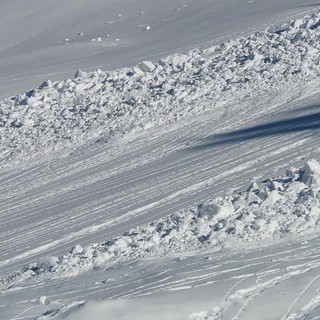 Spessori significativi di neve al suolo, Arpa Piemonte informa: “Pericolo valanghe fino a 3-marcato”(foto di repertorio)