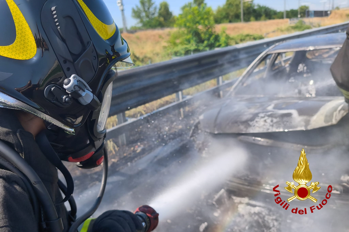 Auto prende fuoco sulla bretella Lancia, foto vvf vc archivio