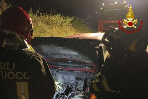 Alice Castello, auto a fuoco, operazioni di spegnimento in serata Alice Castello, auto a fuoco, operazioni di spegnimento in serata