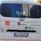 In foto, il nuovo pulmino AISM con i loghi di Fondazione CRB e Banca Simetica.