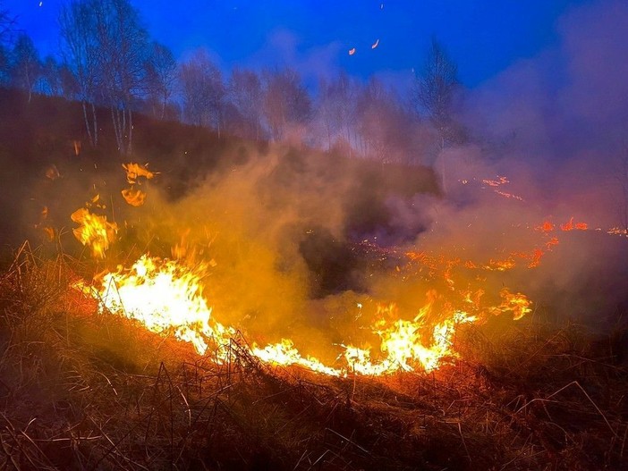 Bagliori di fiamme e fumo dal Tracciolino, diverse chiamate e segnalazioni ai Vigili del Fuoco (foto di repertorio) Bagliori di fiamme e fumo dal Tracciolino, diverse chiamate e segnalazioni ai Vigili del Fuoco (foto di repertorio)