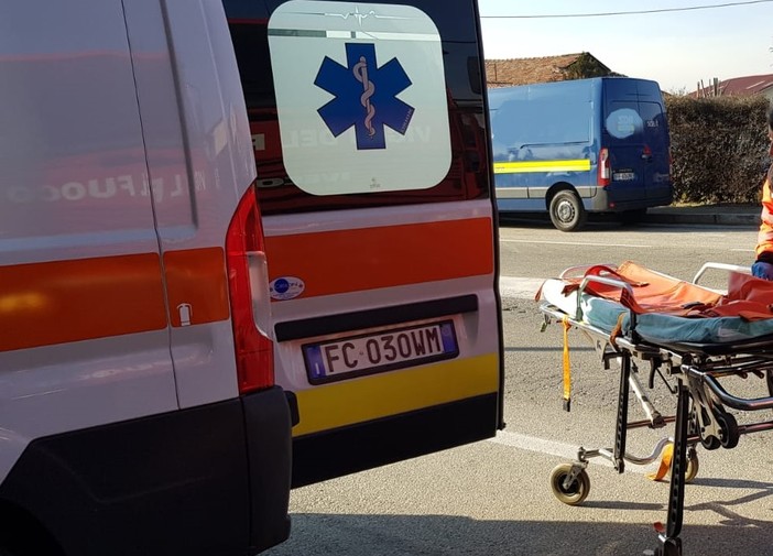 Mongrando, donna travolta da un furgone: ferite lievi