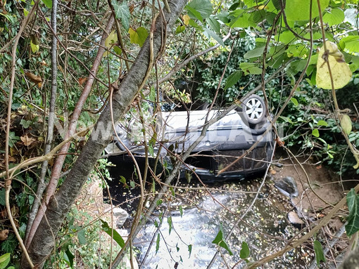 Tollegno: Auto si ribalta nel Rio Stono, conducente soccorso