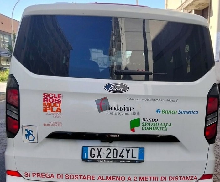 In foto, il nuovo pulmino AISM con i loghi di Fondazione CRB e Banca Simetica. In foto, il nuovo pulmino AISM con i loghi di Fondazione CRB e Banca Simetica.