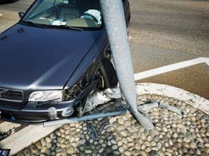 Grosso spavento a Cossato, un'auto finisce contro un palo della luce (foto di repertorio)