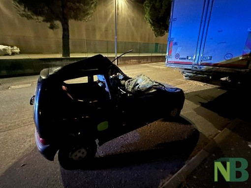 Auto contro camion a Vigliano Biellese: la vettura è completamente distrutta Auto contro camion a Vigliano Biellese: la vettura è completamente distrutta