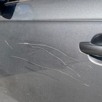 Biella, auto nel mirino dei vandali: righe a portiera e cofano FOTO