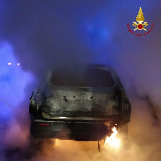 Attimi di paura in Superstrada, auto in fiamme all'uscita di Cossato (foto di repertorio)