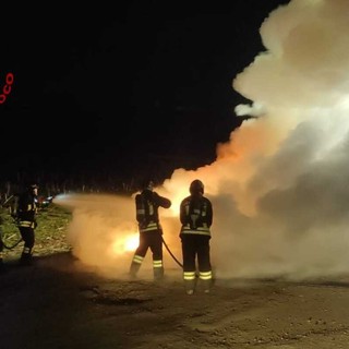 Auto in fiamme fra Biellese e Vercellese, Vigili del Fuoco in azione Auto in fiamme fra Biellese e Vercellese, Vigili del Fuoco in azione