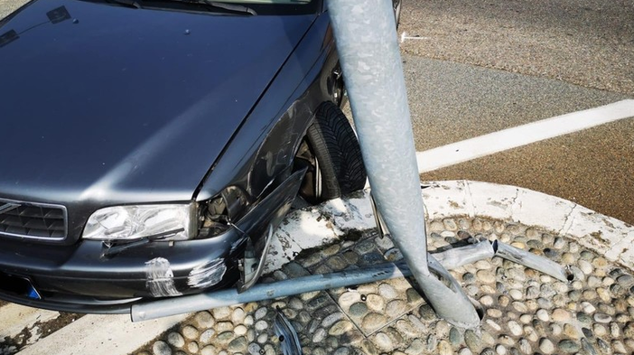 Vigliano, auto contro i paletti: donna incinta in ospedale per controlli, foto archivio Vigliano, auto contro i paletti: donna incinta in ospedale per controlli, foto archivio