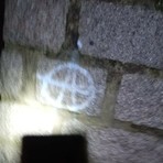 Biella Cossila, simbolo anarchico disegnato su una pietra, cittadini indignati