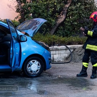 Fumo dal motore, poi le fiamme: incendio ad un’auto a Cossato (foto di Mattia Baù per newsbiella.it)