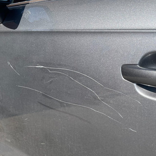 Biella, auto nel mirino dei vandali: righe a portiera e cofano FOTO