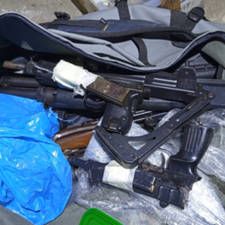 Dal Nord-ovest: armi da guerra e 12 chili di droga in casa: arrestato un uomo