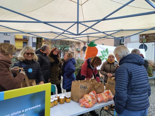 “Le Arance della Salute” arrivano a Ponzone: i volontari in piazza XXV Aprile per la ricerca sul cancro - foto Ruggero Coltro
