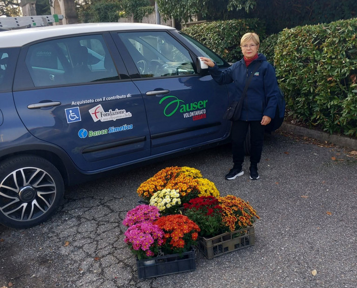 Gesto di umanità nei cimiteri di Cossato, l’Auser ricorda i defunti con un fiore sulle tombe senza visite Gesto di umanità nei cimiteri di Cossato, l’Auser ricorda i defunti con un fiore sulle tombe senza visite