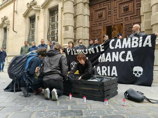 Davanti a Palazzo Lascaris si celebra il funerale dell'aria pulita: "Ogni anno muoiono 4mila piemontesi per lo smog" [FOTO e VIDEO]
