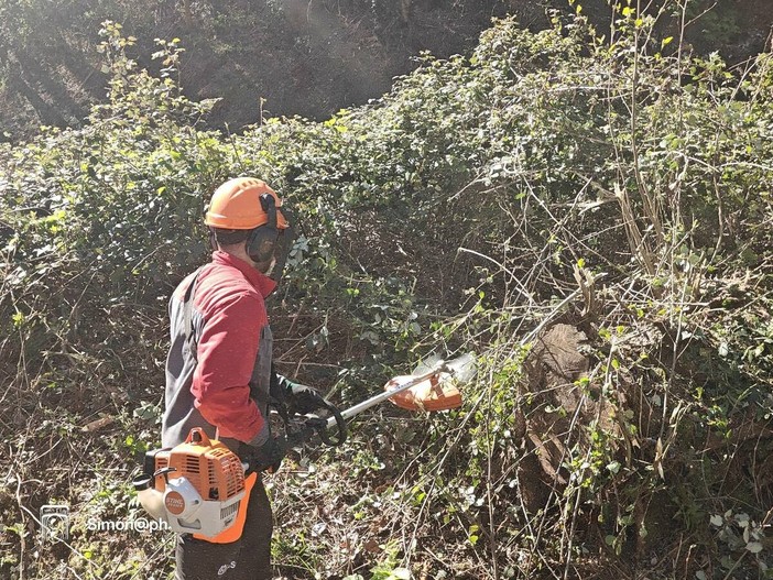 Mongrando, nuovo intervento di pulizia della roggia: in campo la Protezione Civile (foto dalla pagina Facebook di Insieme per Mongrando Michele Teagno Sindaco)