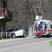 Biella, auto finisce contro un'abitazione: incidente a Pavignano (foto di Mattia Baù per newsbiella.it)