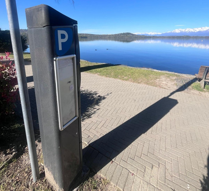 Viverone, fino a metà mese solo monete per i parcometri del lungolago (foto dalla pagina Facebook del comune di Viverone) Viverone, fino a metà mese solo monete per i parcometri del lungolago (foto dalla pagina Facebook del comune di Viverone)