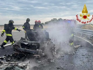 Dal Nord/Ovest, incendio auto lungo la A26 Dal Nord/Ovest, incendio auto lungo la A26