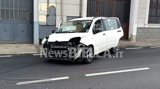Biella, auto finisce contro il palo della luce: soccorsa una donna (foto di Mattia Baù in esclusiva per Newsbiella.it) Biella, auto finisce contro il palo della luce: soccorsa una donna (foto di Mattia Baù in esclusiva per Newsbiella.it)