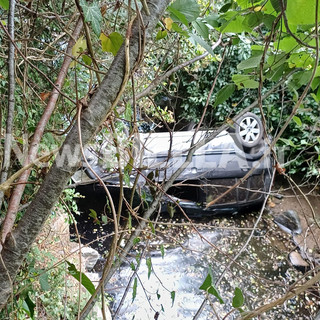 Tollegno: Auto si ribalta nel Rio Stono, conducente soccorso