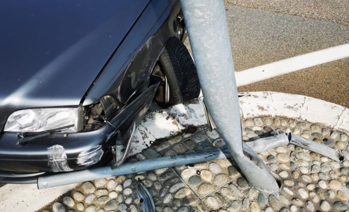 Lessona, auto contro un palo Lessona, auto contro un palo