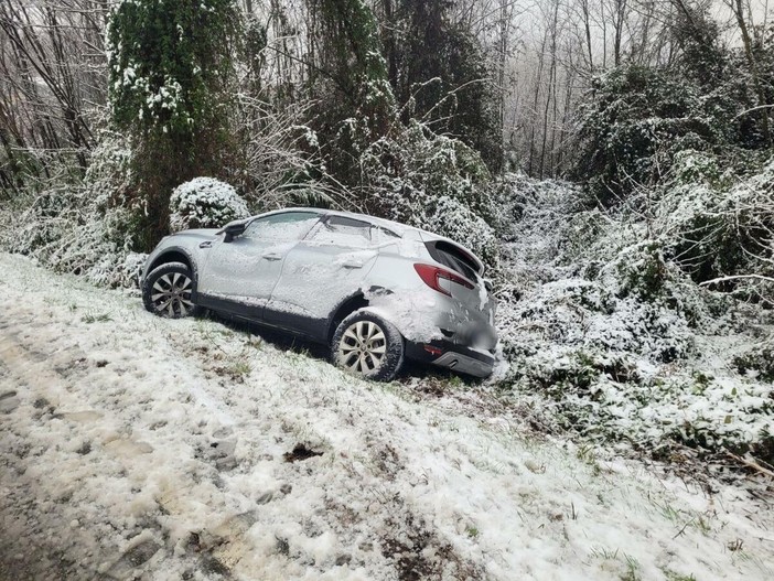 Bioglio, auto finisce fuori strada Bioglio, auto finisce fuori strada