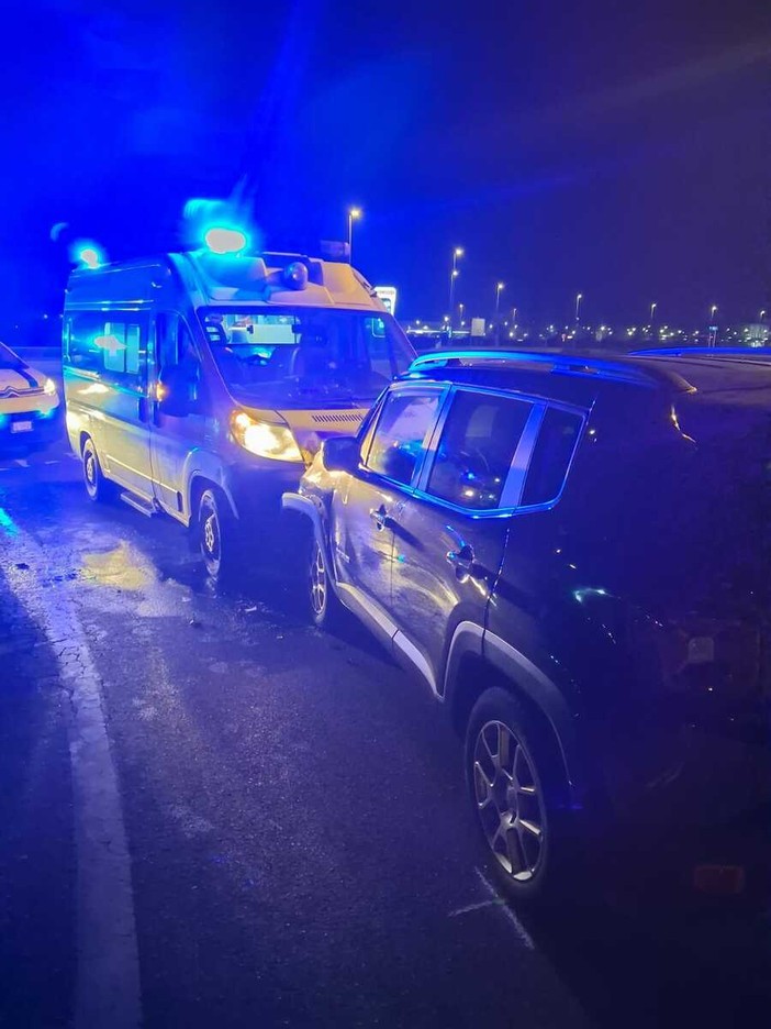 Vercelli, auto contro mano si scontra con l'ambulanza biellese