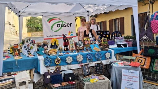Cossato, le Volontarie del Riciclo Auser in piazza con i manufatti solidali Cossato, le Volontarie del Riciclo Auser in piazza con i manufatti solidali