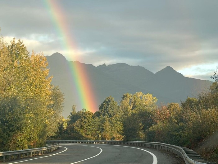 Dopo la pioggia, spunta un arcobaleno sulle Alpi biellesi: lo scatto di un lettore (foto di Claudio Burato)
