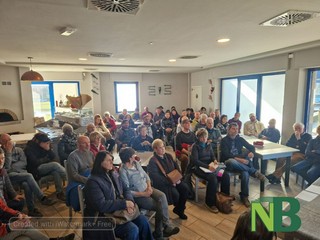 Biella, mercato di piazza Falcone, ambulanti in rivolta compatti: “Non ci spostiamo”