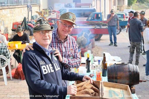 Caldarroste e polenta concia: a Casapinta la castagnata degli Alpini fa il pienone (foto di Claudio Nicola) Caldarroste e polenta concia: a Casapinta la castagnata degli Alpini fa il pienone (foto di Claudio Nicola)