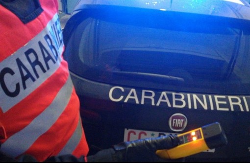 Biella, fermato dai Carabinieri, trovato sotto l'effetto di droghe e ubriaco