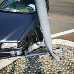 Grosso spavento a Cossato, un'auto finisce contro un palo della luce (foto di repertorio)